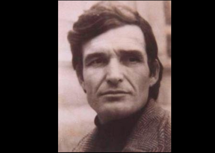Agim Spahiu  Pranë njëri tjetrit  mbi krevatin e vjetër 