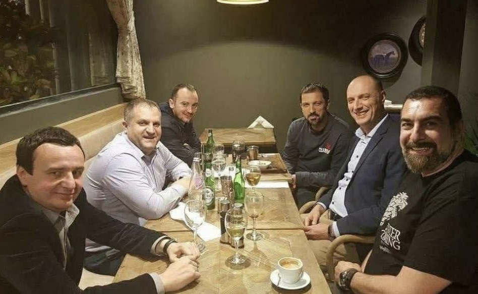 Fotografia epike: Kurti në qoshe të tavolinës, pesë të tjerët ikën nga VV-ja