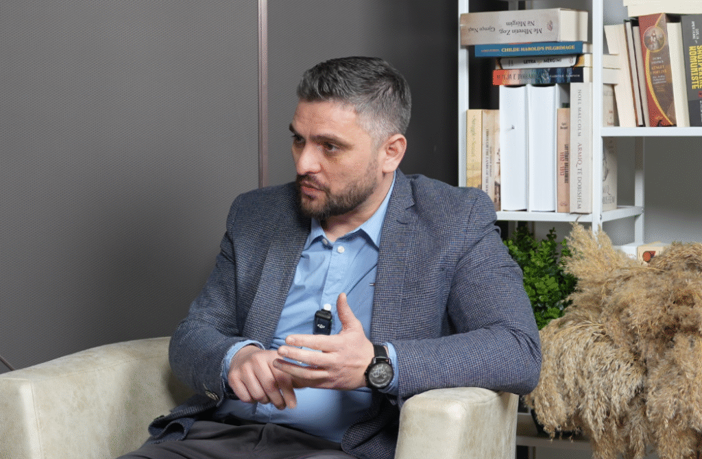 “Më telefonoi në ora 11 të natës”: Durim Berisha tregon pse pranoi të bëhej këshilltar i Albin Kurtit