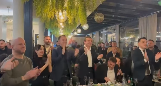 Ndeshja Kosovë   Slloveni  Peci publikon pamjet e festës bashkë me Kurtin në Mitrovicë