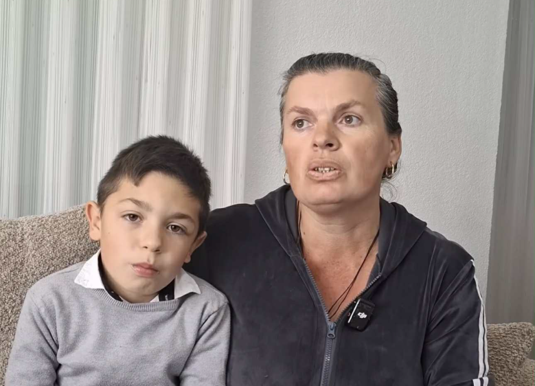  Po luan me kokën   Nëna nga Graçanica ndihet e frikësuar  i përjashtohet djali nga shkolla   shkak shtëpia e ndërtuar nga Qeveria