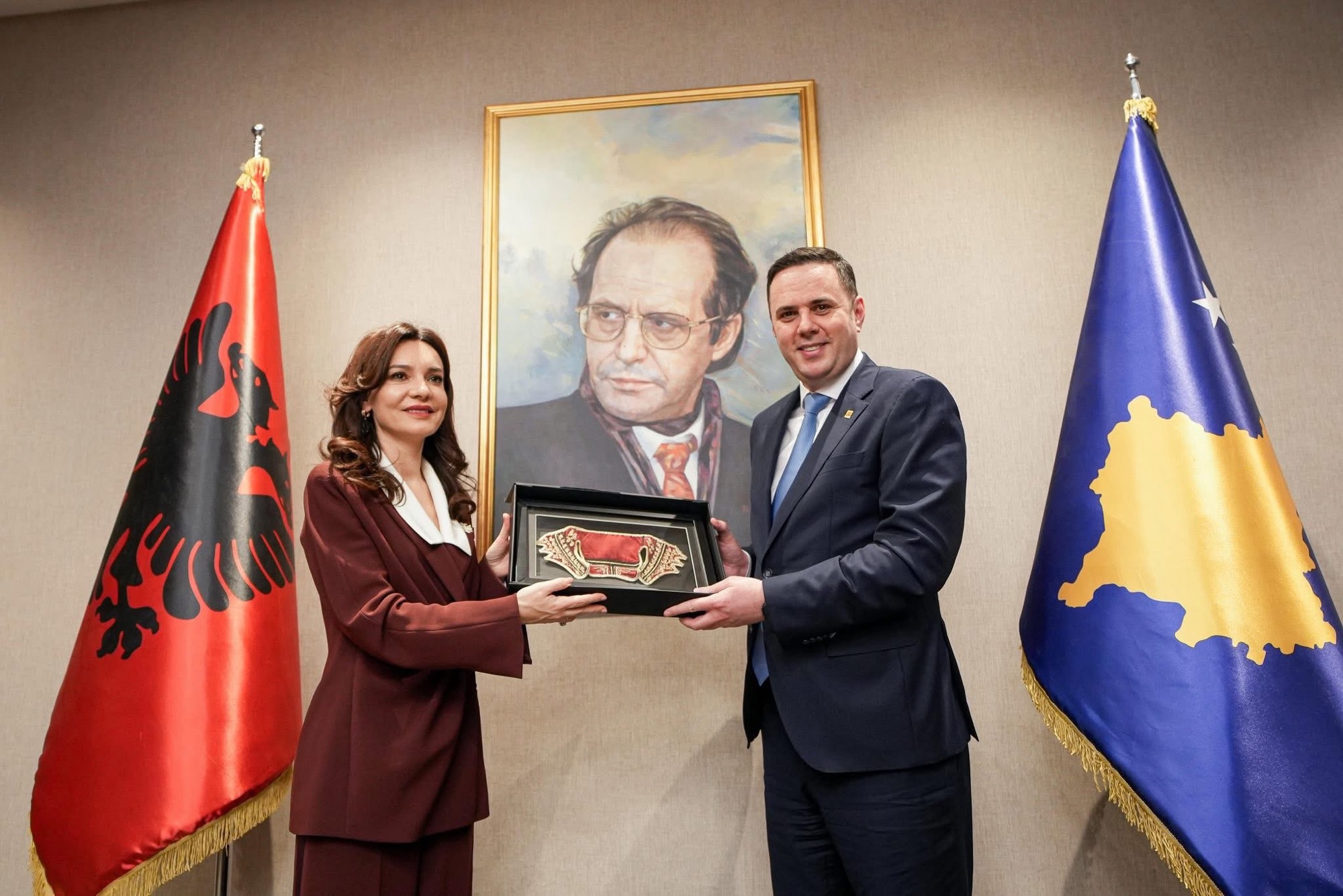 Abdixhiku pret në takim Elisa Spiropali  thekson koordinimin Kosovë Shqipëri për integrimet euroatlantike