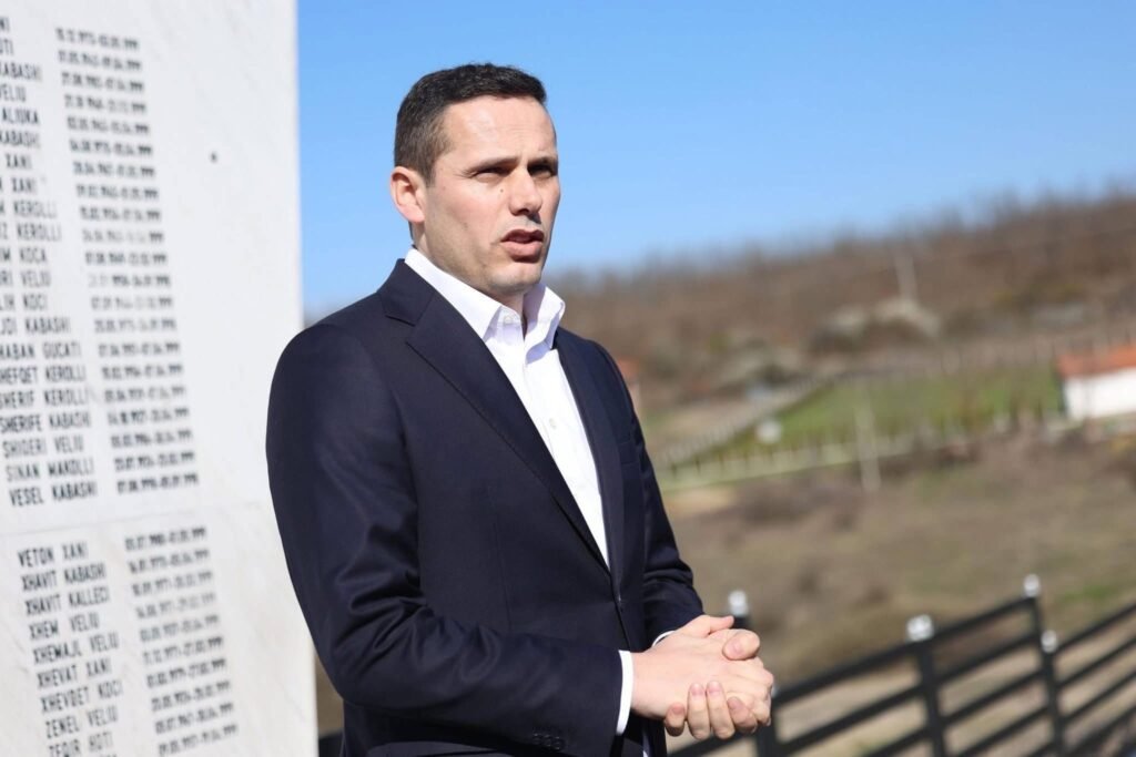 Emocionale  Gruda i PDK së përkujton babain e vrarë në luftë  Rroftë për jetë e mot vepra e tyre 