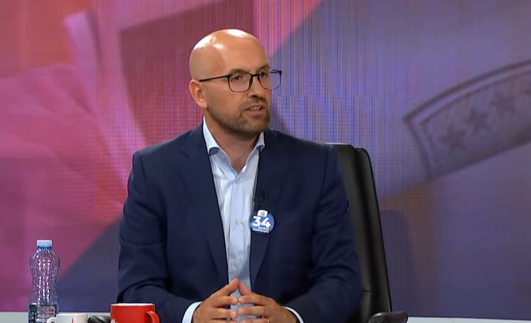 Bardhyl Hasanpapaj  Qytetari e ka përqafuar baskimin mes Vjosa Osmanit dhe Lumir Abdixhikut