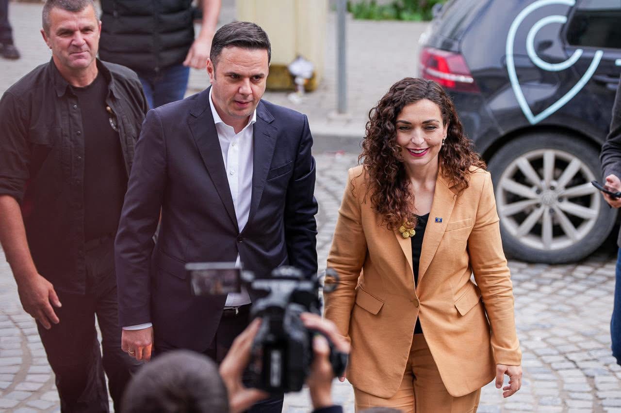 Binomi Vjosa e Lumiri në fushatë  ja si u pritën Osmani e Abdixhiku në Prishtinë  Vushtrri  Obiliq e Podujevë