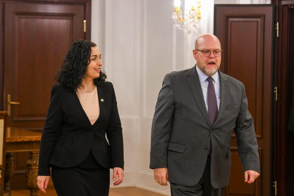 Jeff Hovenier  Presidentja Osmani ka luajtur rol konstruktiv në raportet Kosovë ShBA