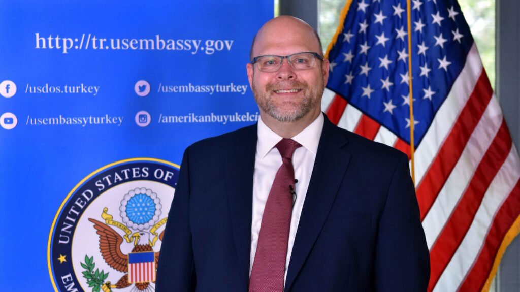 Ish ambasadori amerikan  S është e mençur që partnerët e sigurisë t i konsideroni si pengesë