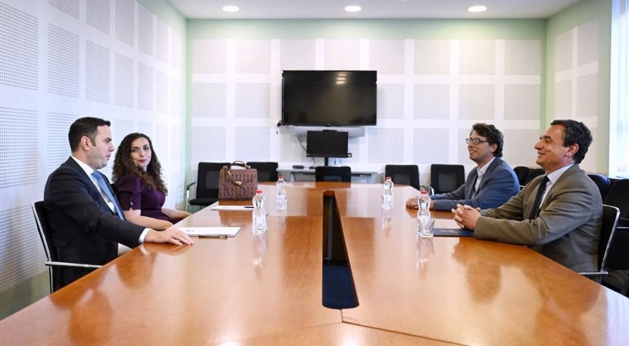 Të buzëqeshur  Kurti publikon foto me Abdixhikun  Osmanin e Hamzën  Optimistë  ende herët të flasim për rezultate konkrete