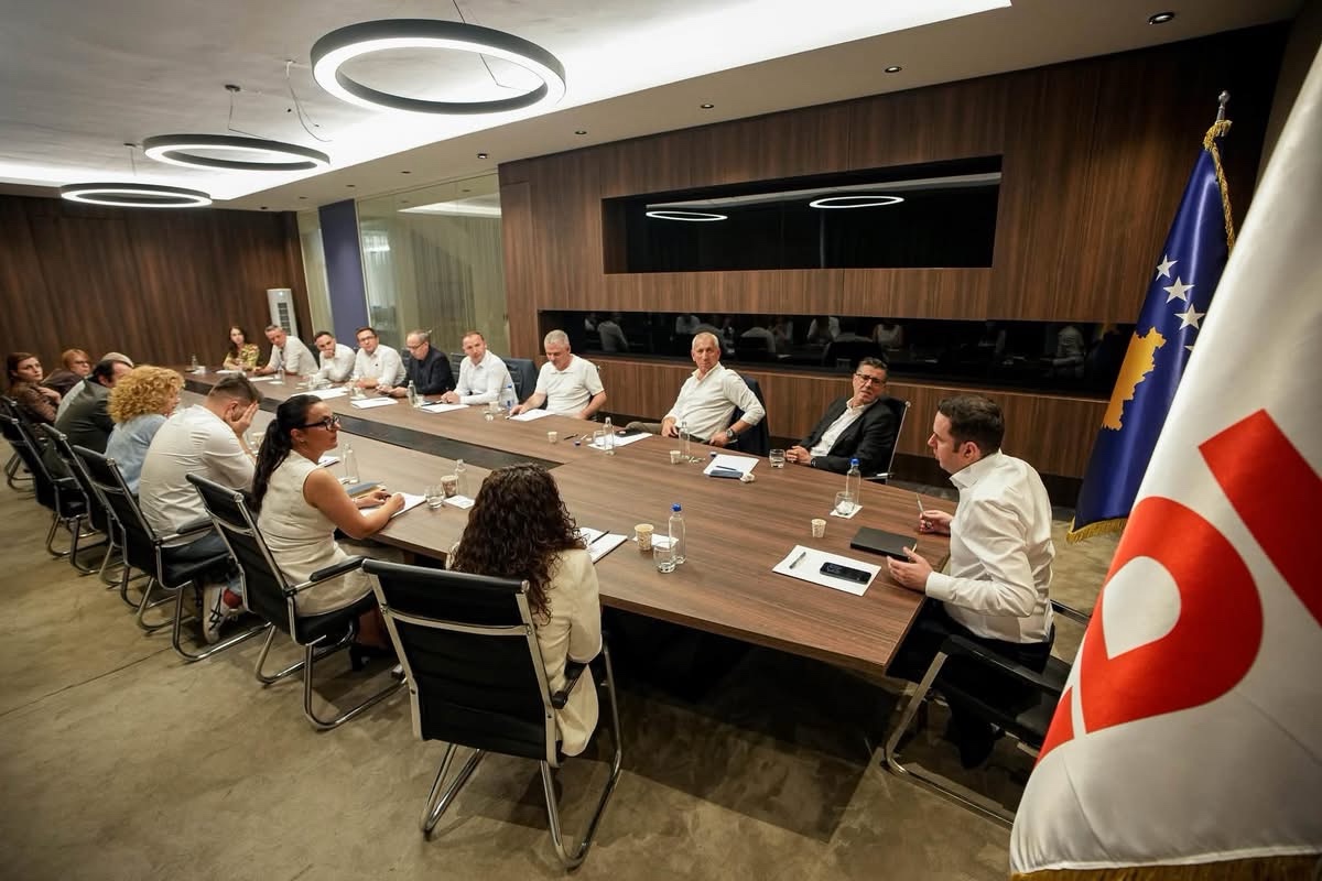  Me 18 deputetët e LDK së   Abdixhiku publikon foto me grupin parlamentar  mesazh për unitet brenda partisë