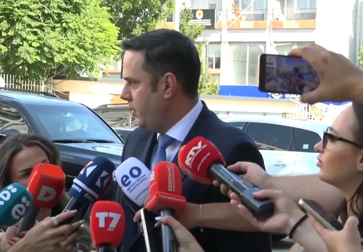 Abdixhiku  Kemi afrime me VV në  por ende dallime në çështjen kryesore