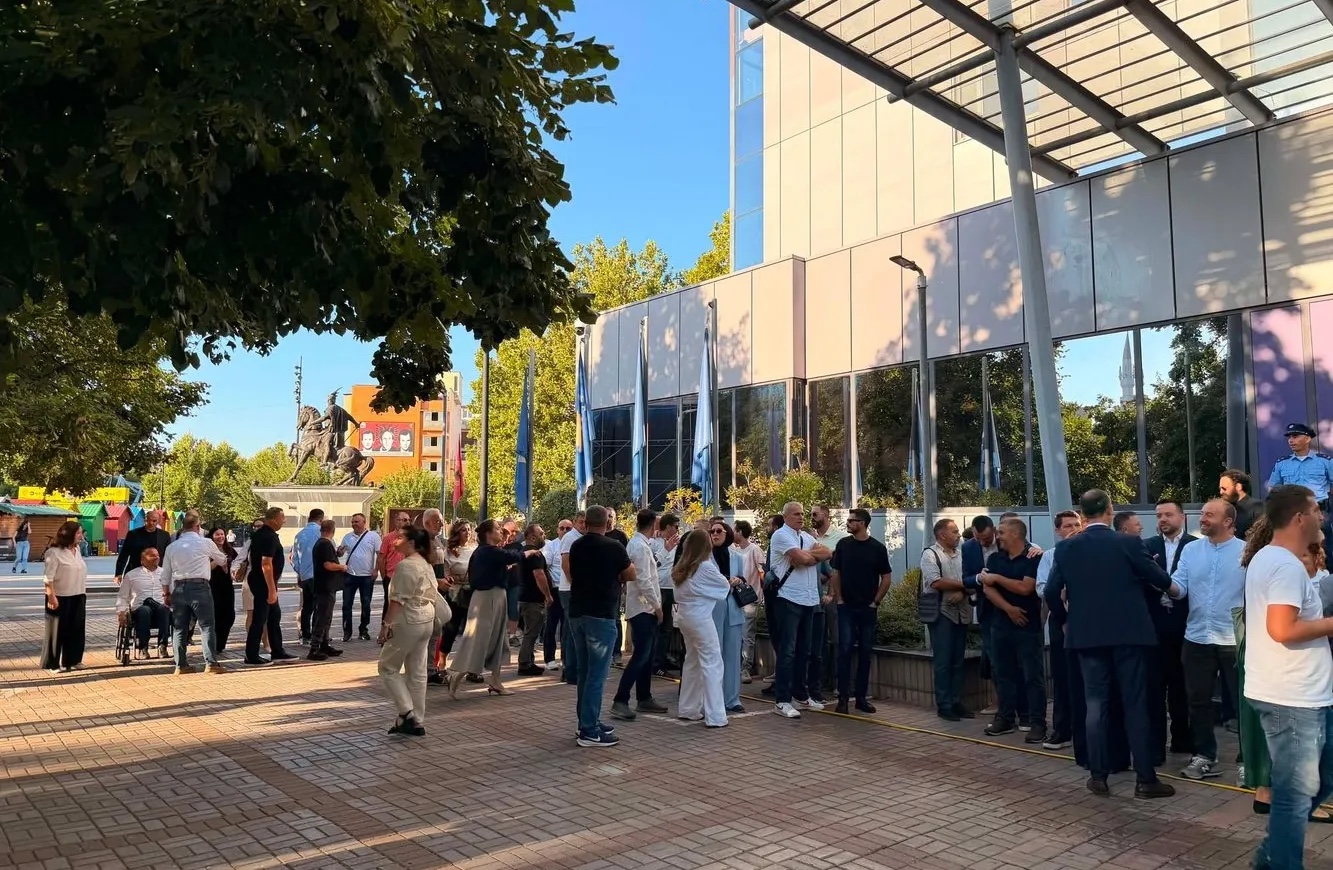Asamblistë  drejtorë e aktivistë të PDK së i bashkohen protestës para Qeverisë