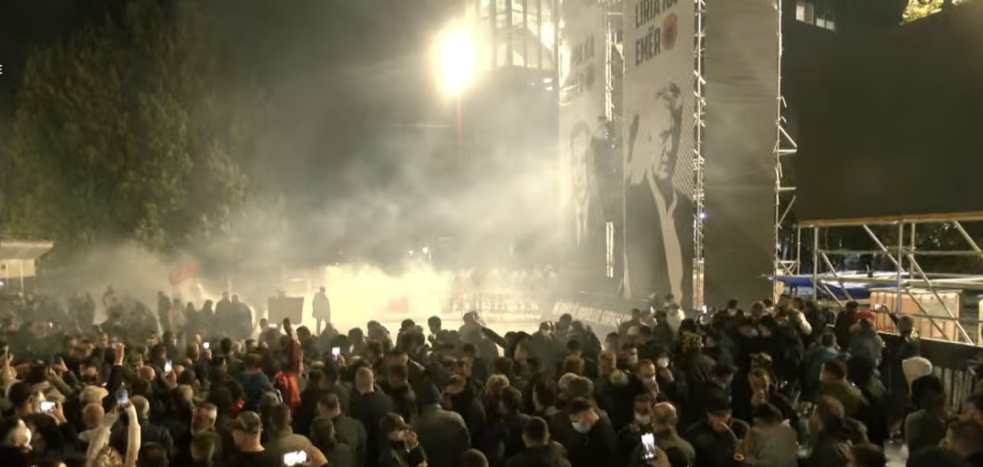 Protesta eskalon  protestuesit hedhin mjete pirotenike drejt policisë   ata ua kthejnë me gazlotësjellës