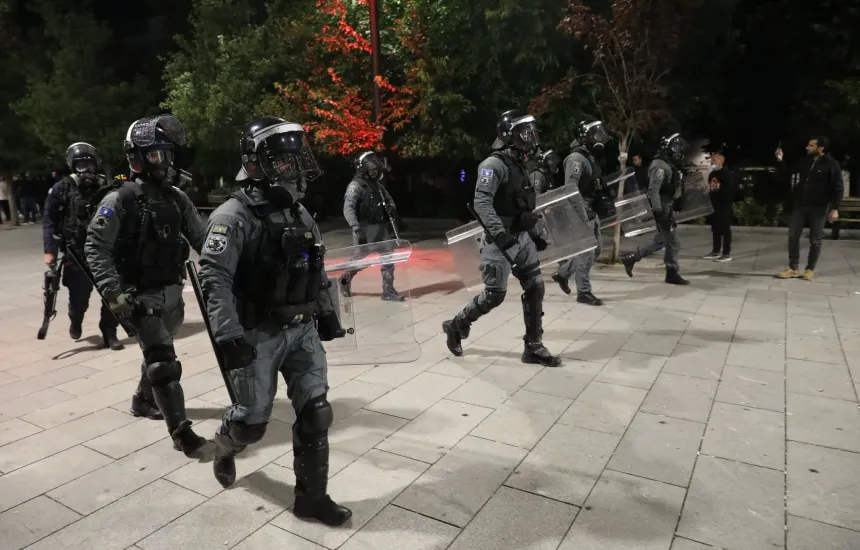 Eskalimi i protestë  Policia  Gjashtë policë dhe 11 qytetarë të lëndruar  tre të arrestuar