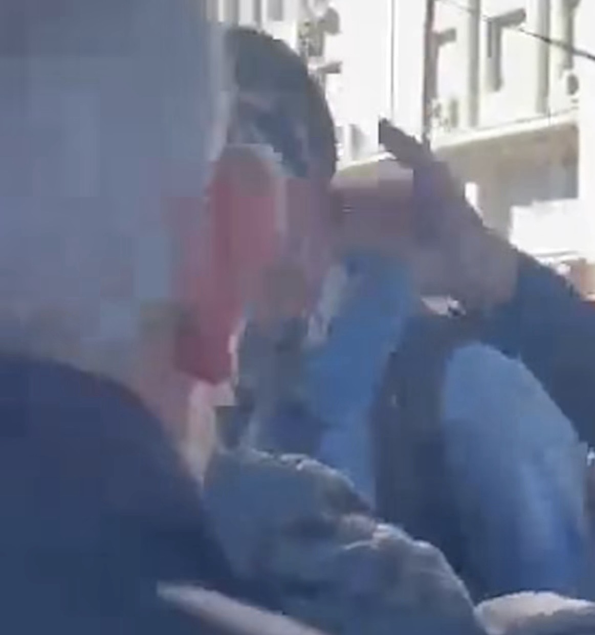Gazetari Jeton Sopa shtyhet dhe goditet me shuplakë në kokë nga protestuesit para Kuvendit