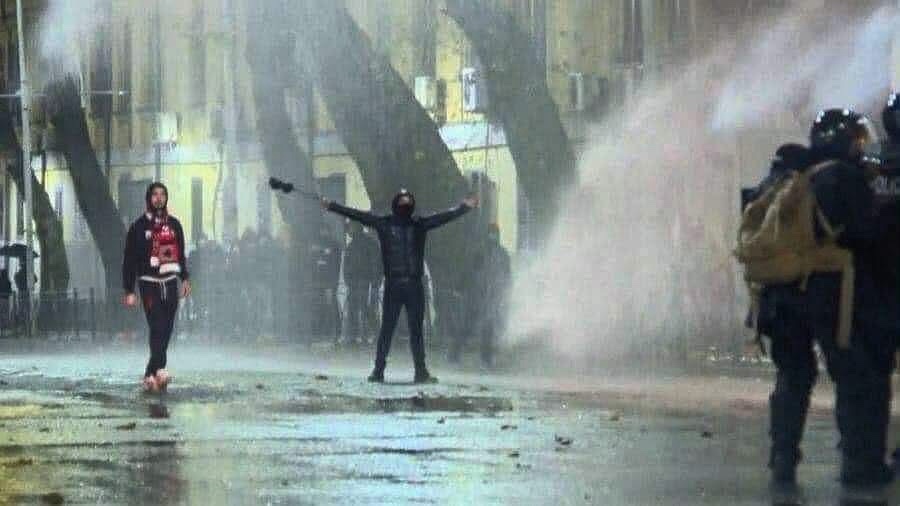 Protestuesi dyshohet se u qëllua në sy me plumb gome  reagojnë Tifozat Kuq e Zi  Lutemi për ty  vëlla